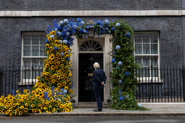 UK Prime Minister outside 10 Downing Street with archway of flowers in national colours of Ukraine to mark Ukraine's 31st Independence Day